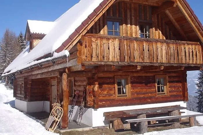 Panorama-Alm Abfalterer. Die Hütte der Familie Bischof liegt in den Seetaler Alpen und ist von Wald und Wiesen umgeben. Sie bietet Platz für bis zu acht Personen.