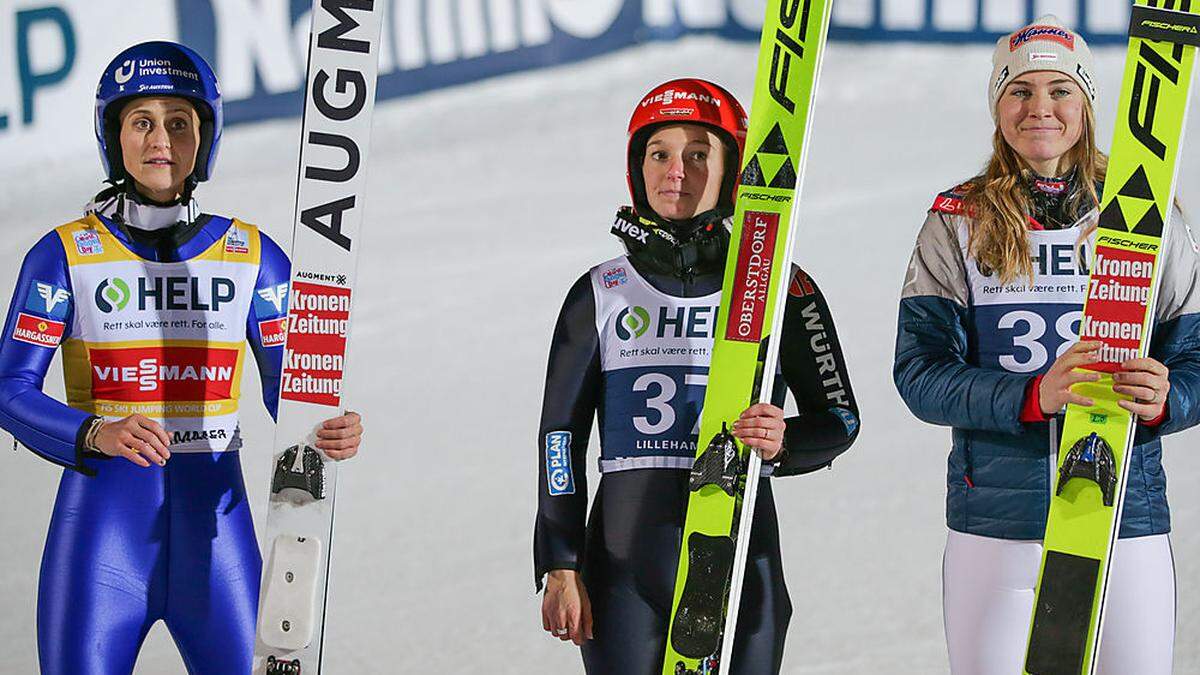 Eva Pinkelnig (links) und Marita Kramer (rechts) mit Siegerin Katharina Althaus