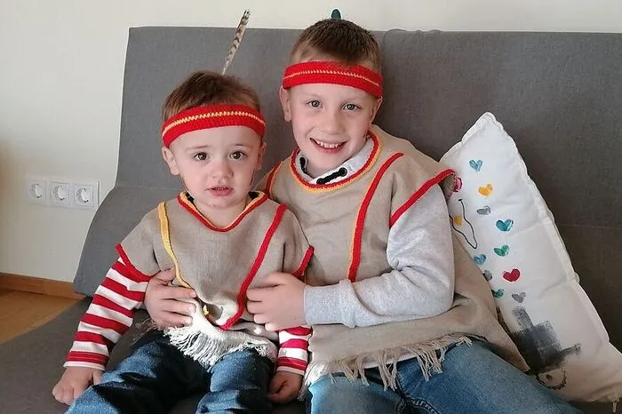 Die beiden Cousins Anton und David aus Staudach feierten als Indianer verkleidet