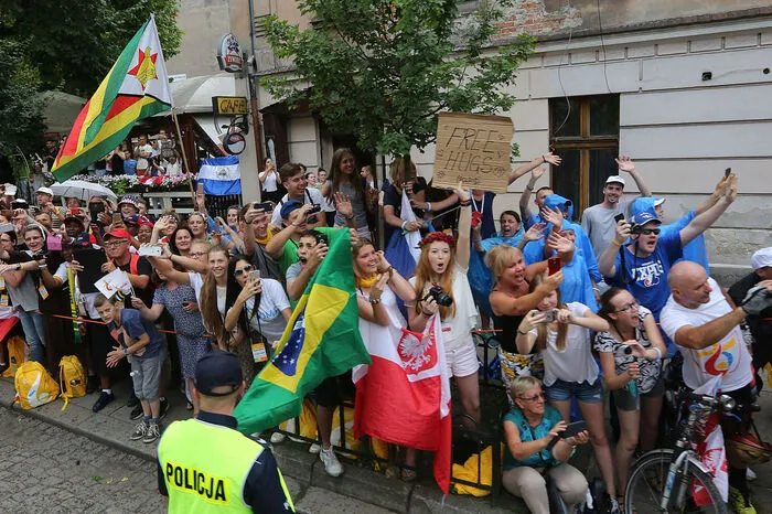 Franziskus nimmt in Krakau am Weltjugendtag teil, zu dem sich mehr als eine halbe Million junge Pilger versammelt haben. Zudem will der Argentinier auf seiner fünftägigen ersten Polen-Reise das ehemalige deutsche NS-Vernichtungslager Auschwitz-Birkenau besuchen und dort Holocaust-Überlebende treffen.