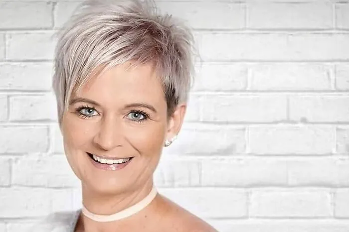 Karin Pachoinig, „Friseursalon bei Karin“, Wolfsberg: Ich habe in meinem Geschäft vorerst die Öffnungszeiten ausgedehnt. Wir haben jetzt auch Montag und Mittwochnachmittag offen. Allerdings arbeiten wir vorerst nur mehr auf Termin, bisher war etwa die Hälfte der Kunden Laufkundschaft. Das geht jetzt nicht mehr. Wir werden in zwei Teams arbeiten. Seit zwei Wochen läuft das Telefon heiß, bis Mitte Mai sind wir bereits gut gebucht.