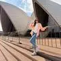 Eine Frau vor dem Sydney Opernhaus