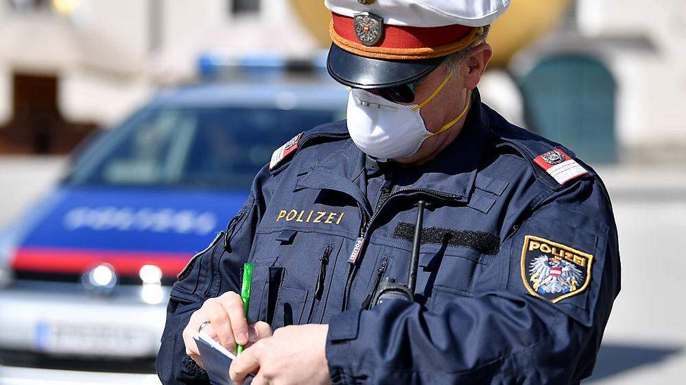 Polizist mit Maske