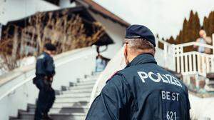 Die steirische und die Wiener Polizei haben fünf Cannabisplantagen mit rund 5500 Pflanzentöpfen ausgehoben, nachdem eine Tätergruppe rund eine Tonne verkauft haben soll. 