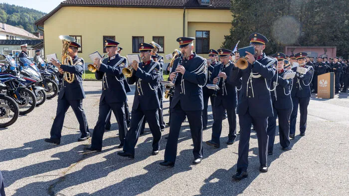 Mit einem schwungvollen Platzkonzert läutete die Polizeimusik den offiziellen Festakt zum 10-Jahr-Jubiläum der Landespolizeidirektion ein und sorgte für das richtige stimmliche Ambiente.
