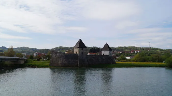 Kostajnica. 1552 hat Pankrac Lustthaler die Festung den Türken übergeben. Als Dank dafür, dass er die Mannschaft rettete, wurde er von der eigenen Obrigkeit hingerichtet.