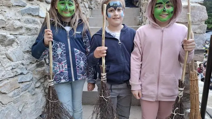 Kleine Hexen und Hexenmeister zog es am Donnerstagabend zur Burgruine Waxenegg. 