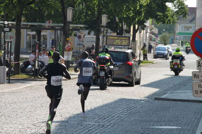 Die beiden Spitzenläufer setzten sich vom Rest ab und durchquerten die Radkersburger Innenstadt in kürzester Zeit. 