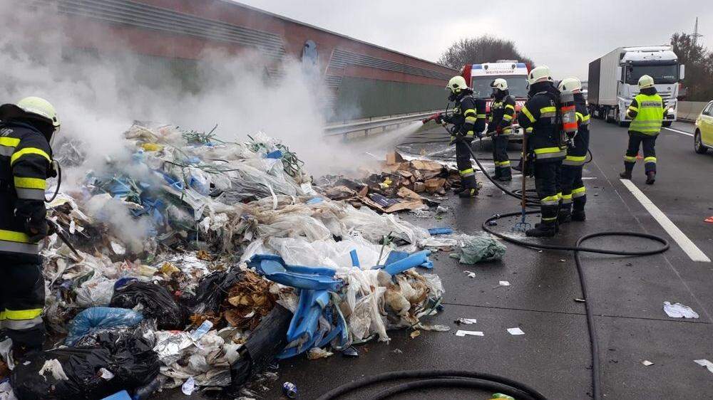 Die Ladung des Mülltransporters geriet während der Fahrt in Brand