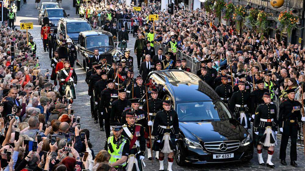 Tausende Schotten haben bei einem Trauerzug in Edinburgh Abschied von Queen Elizabeth II. genommen