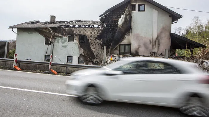 Am Haus entstand erheblicher Sachschaden.