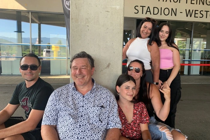 Diese Familie kam aus der Steiermark und wartete im Schatten des Wörthersee Stadions auf den Einlass.
