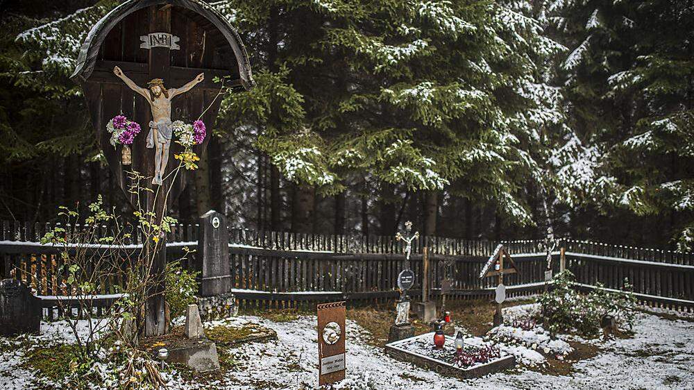 Christus am Kreuz wacht über die Menschen, die am Friedhof St. Vinzenz ihre letzte Ruhe gefunden haben