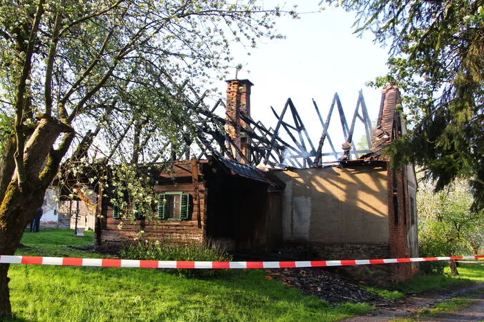 Das Haus brannte bis auf die Grundmauern nieder