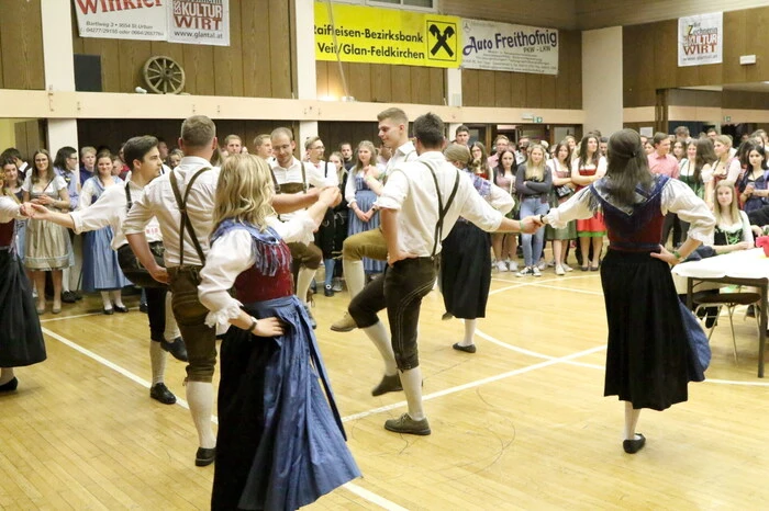 Für den Auftanz sorgten die LJ-Gruppen St. Margarethen/Rosental und Zollfeld (Foto), bei der Mitternachtseinlage zeigte die LJ Glödnitz ihr tänzerisches Können. 