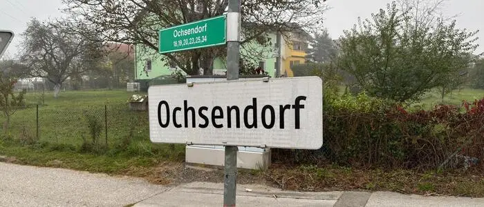 Ein Straßenschild auf dem Ochsendorf steht