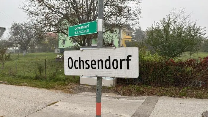 Ein Straßenschild auf dem Ochsendorf steht