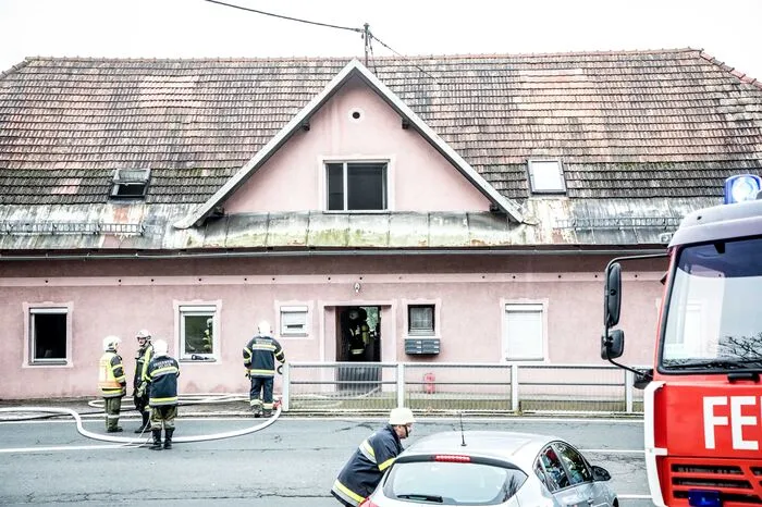 Zwei Bewohner konnten aus dem Haus gerettet werden, eine Katze verendete.