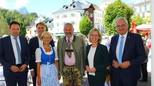 Landwirtschaftsminister Totschnig, Bernd Fislage, CEO der Kommunalkredit, Bad Aussees Vizebgm. Waltraud Huber-Köberl, Bgm. Franz Frosch, Ministerin Gewessler und Alfred Riedl, Chef des Gemeindebundes