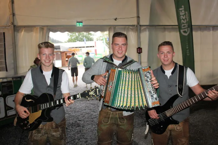 Mit Musik von "Die Nochrucka" und den "Krochledern" und dem traditionellen Bieranstich feierten die Bierliebhaber bis in die frühen Morgenstunden.