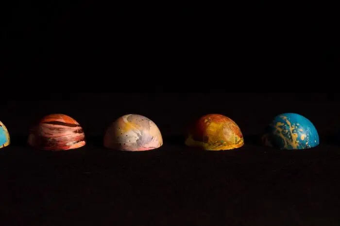Nach und nach enthüllt: In vielen verschiedenen Schichten knabbert man sich ins Innere des Würfels vor - auch die  Schokoeier, die man zum Schluss aus dem Kern birgt sind handgemacht.