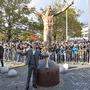 Zlatan Ibrahimovic vor seiner Statue