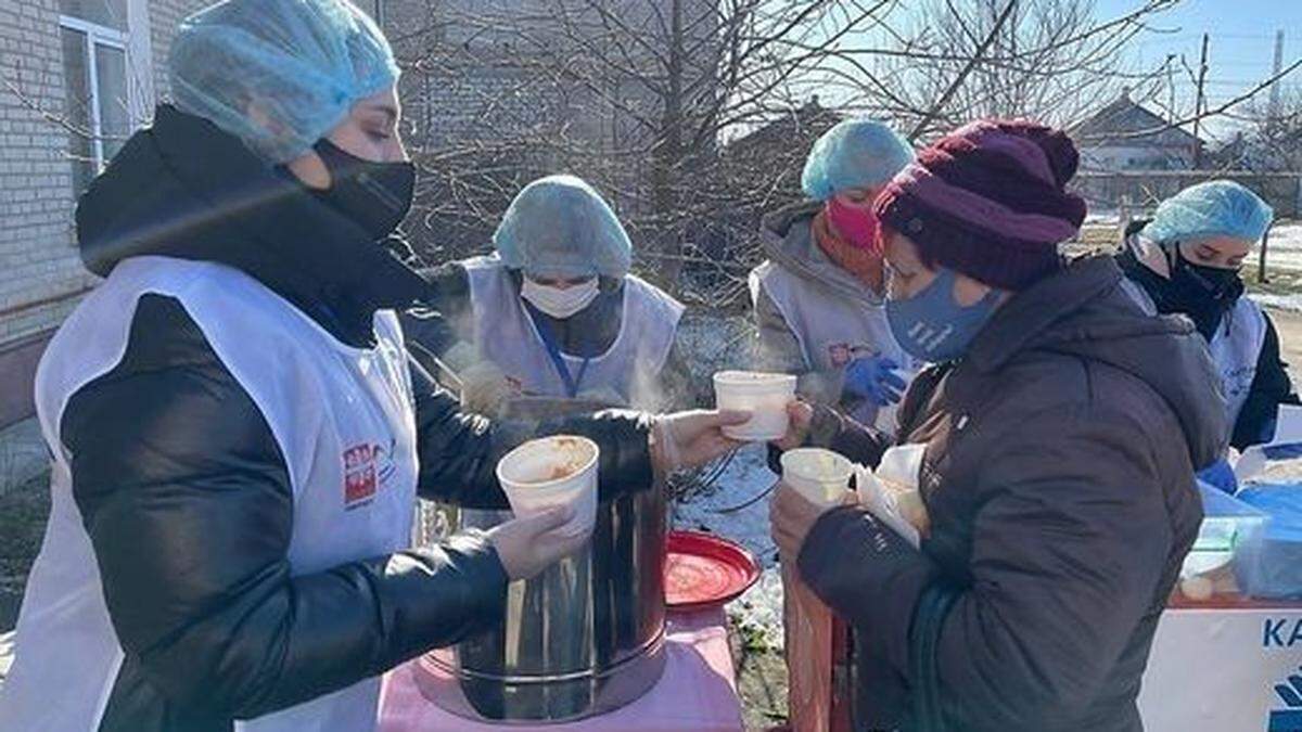 Mit den Spendengeldern wird unter anderem Essen für die Menschen gekauft