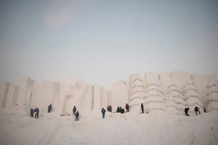 Die lokale Bevölkerung hatte traditionell Eis-Laternen aus in Eimern gefrorenem Wasser kreiert und damit das Winterwunderland der Stadt mit aus der Taufe gehoben.