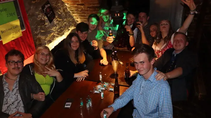 Die Kellerbar war an diesem Abend ein beliebter und gemütlicher Treffpunkt der LJ-Freunde, die aus dem Lavanttal und der Steiermark zum Frühlingsball kamen.