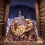 Am Heiligen Abend feiern viele Menschen in der Kirche Christi Geburt