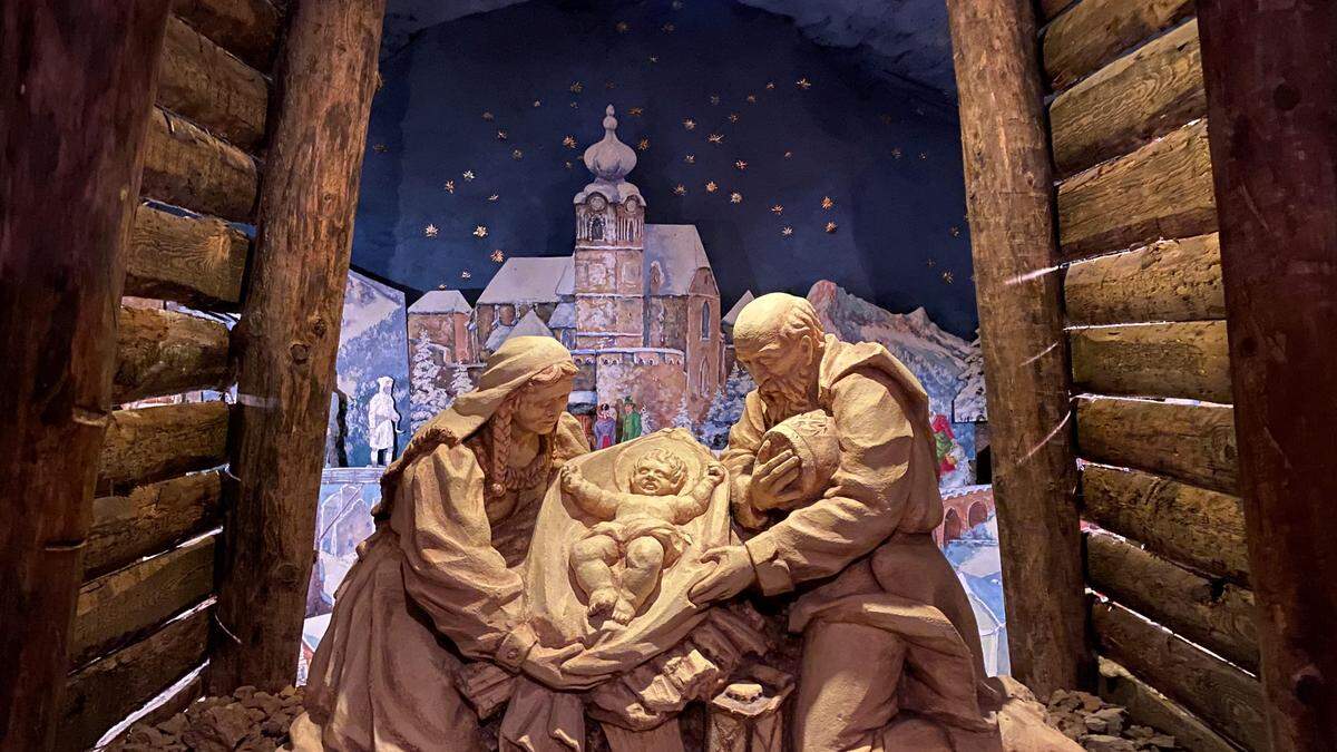 Am Heiligen Abend feiern viele Menschen in der Kirche Christi Geburt