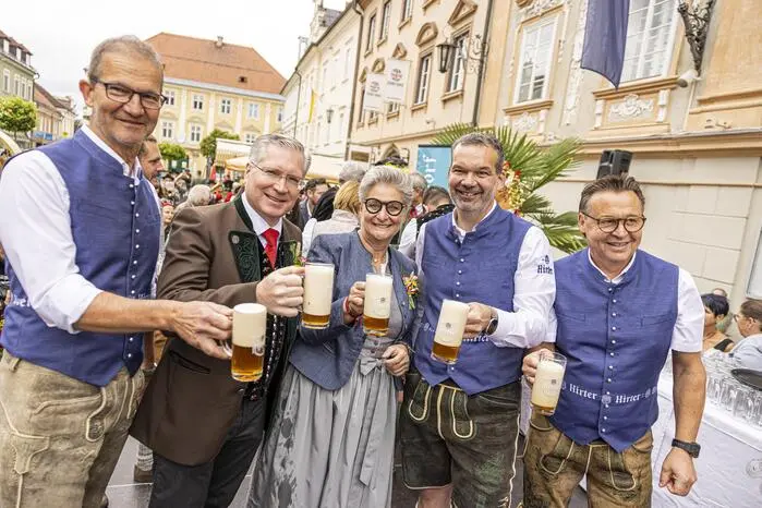Zahlreiche Ehrengäste feierten die Eröffnung, Tausende Gäste applaudierten entlang der Strecke durch die Innenstadt