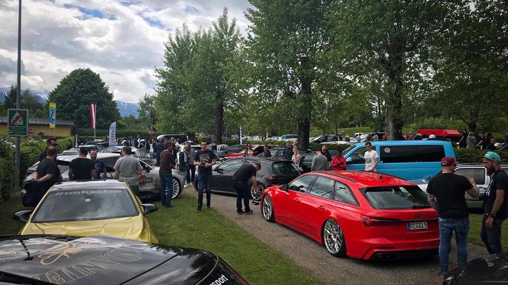 Der Parkplatz beim Campingbad in Annenheim war am Wochenende Treffpunkt für GTI-Fahrer