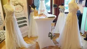 Mehrere Hochzeitskleider