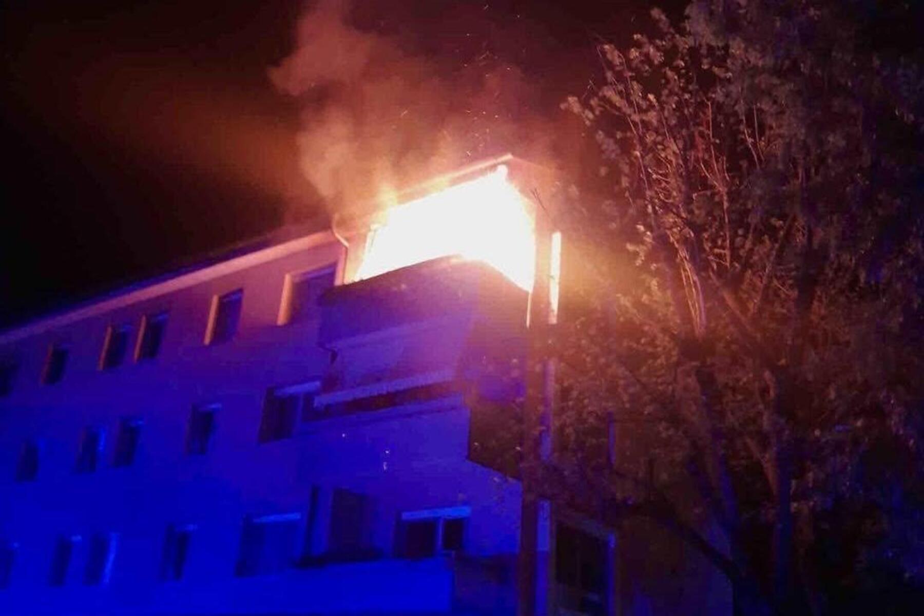 Klagenfurt: Balkon einer Wohnanlage in Kärnten in Flammen