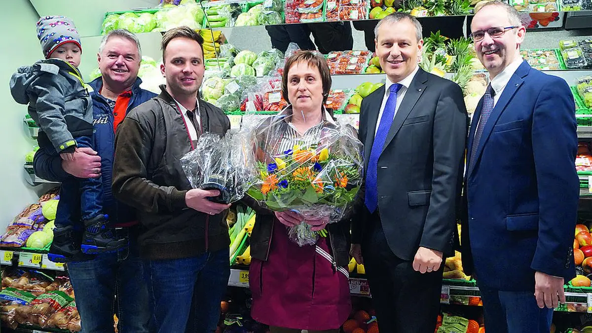 Barnabas Stromberger, Spar-Landesausschussmitglied, Armin Vallant Taferner, Mitarbeiterin Gertrude Auer, Paul Bacher und Manfred Pertl, Leiter Vertrieb Einzelhandel Spar Kärnten und Osttirol bei der Eröffnung