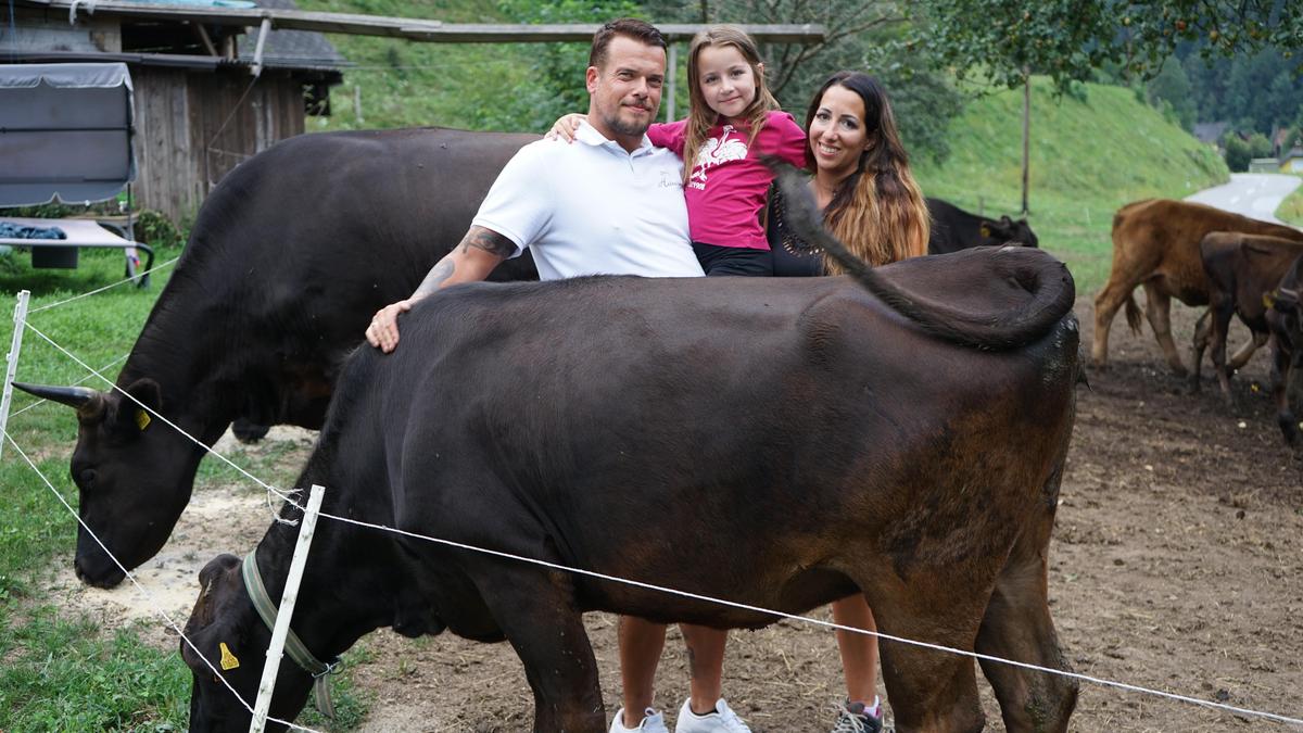 Johannes und Stephanie Hausberger mit Emilia und einem der Wagyu-Rinder