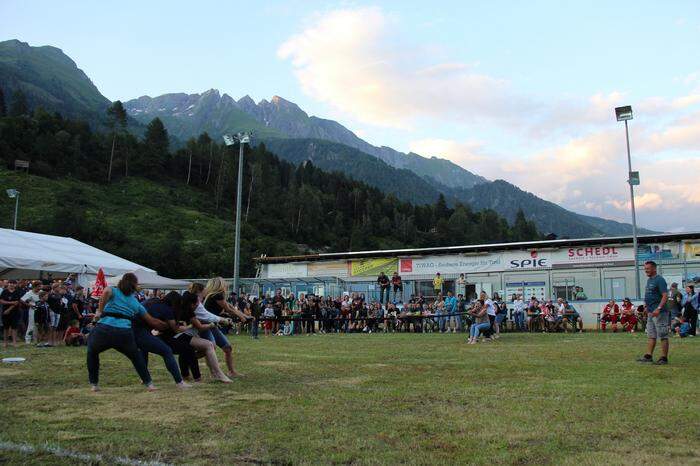 Die Osttiroler Rangglermamas siegten beim Strickzoichn vor den Leoganger Rangglermamas