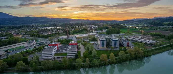 Ein Campus an einem Fluss im Sonnenuntergang