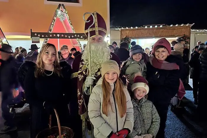 Umrahmt wurde der vorweihnachtliche Adventzauber mit einem Christbaumverkauf aus der Region, einer Weinkost und weihnachtlichen Köstlichkeiten. „Für die kleinen Gäste gab es kleine Geschenke vom Nikolo“, freuten sich Sigrid und Stefan Tauchmann über den vorweihnachtlichen Zauber, den auch Bürgermeister Franz Jost besuchte.