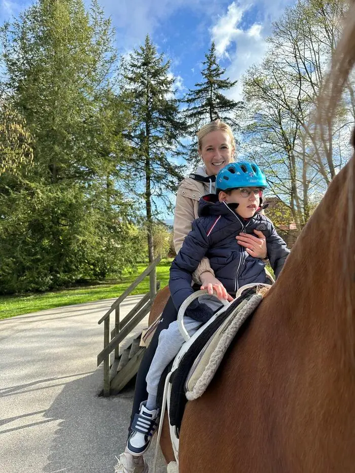 Matteo geht auch zur Hippo-Therapie