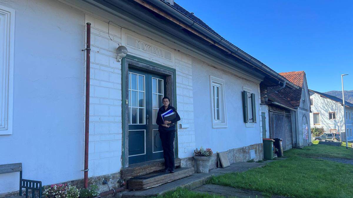 Barbara Jauk vor der Landwirtschaft in St. Stefan ob Stainz