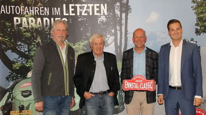 Tourismus-Obmann Thomas Ferstl, die Classic-Chefs Helmut Zwickl und Michael Glöckner und Bürgermeister Thomas Reingruber bei der Vertragsunterzeichnung im Gröbminger Hotel Loy