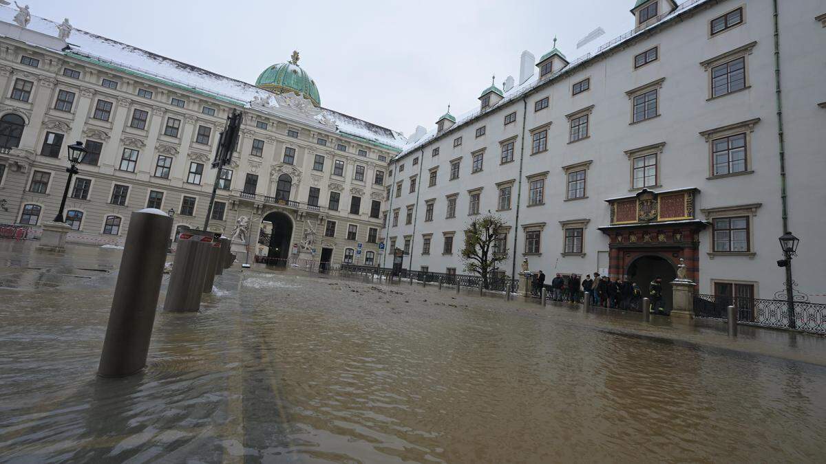 Plötzlich sehr nass: Der Innenhof der Hofburg steht unter Wasser