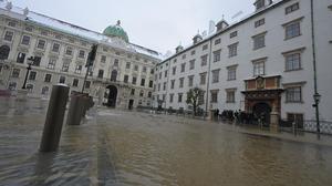 Plötzlich sehr nass: Der Innenhof der Hofburg steht unter Wasser