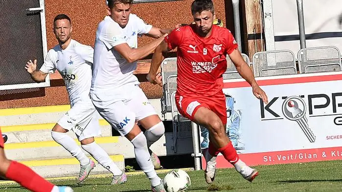 Mihret Topcagic (KAC, rechts) ist die neue Nummer eins im Liga-Bierkisten-Ranking