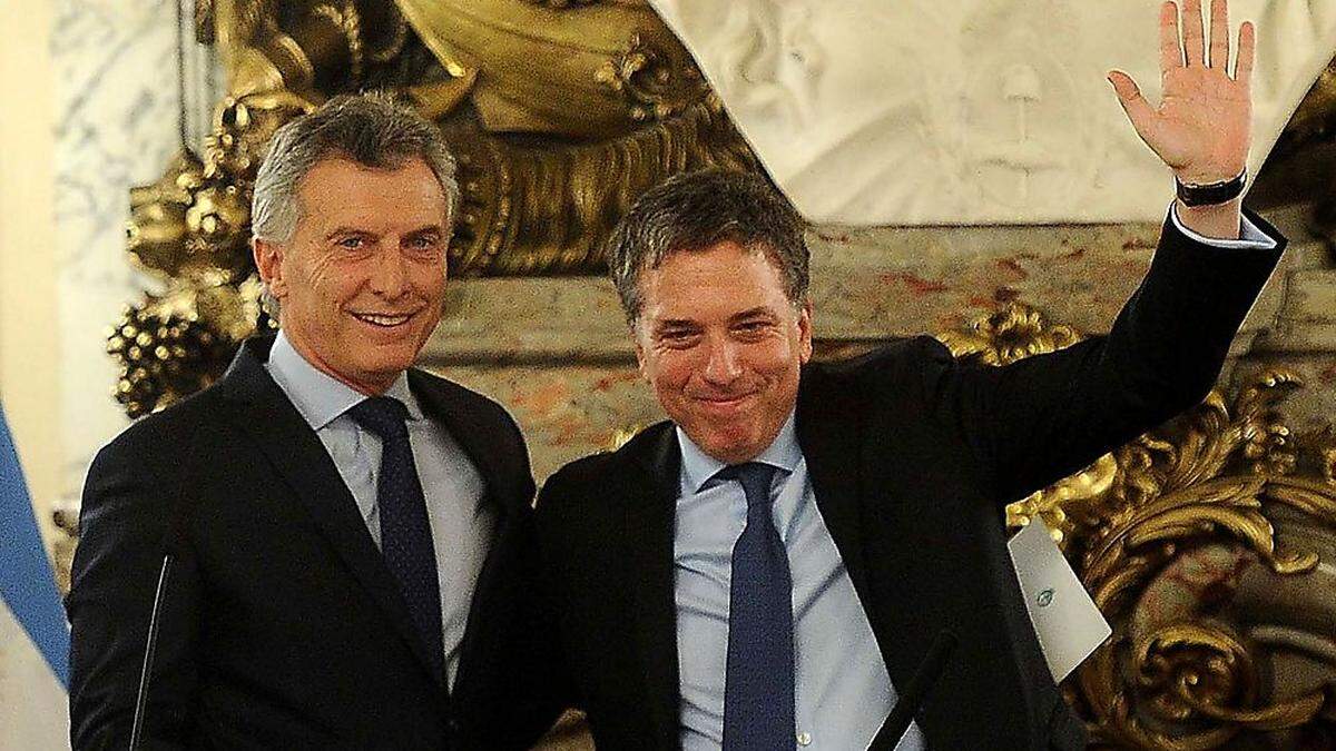 Der scheidende Finanzminister Nicolas Dujovne (rechts) mit Präsident Mauricio Macri    