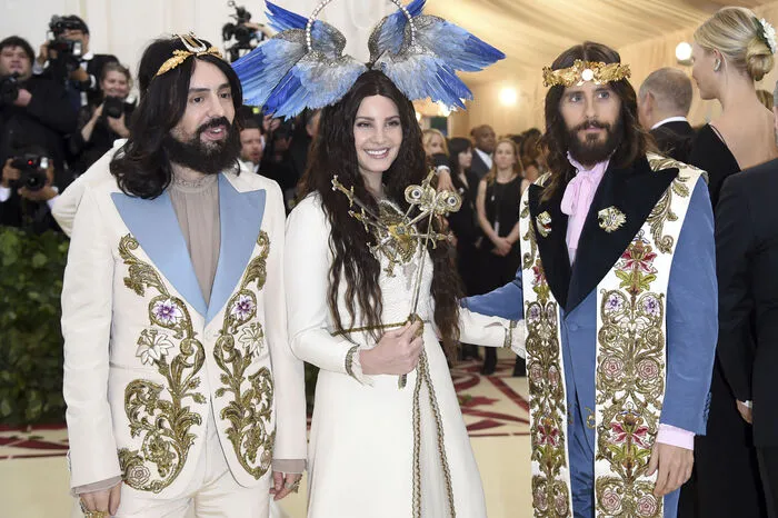Jesus, Maria und Josef? Nein: Gucci-Designer Alessandro Michele, Sängerin Lana Del Rey und Jared Leto, der Frontmann von Thirty Seconds to Mars. Letzterer besucht übrigens am 1. September die Steiermark, um in Graz ein Konzert zu spielen.