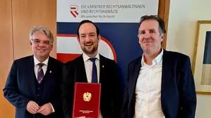 Bei der Angelobung: Bernhard Fink mit Maximilian Peter und Ausbildungsanwalt Werner Hochfellner (von links)
