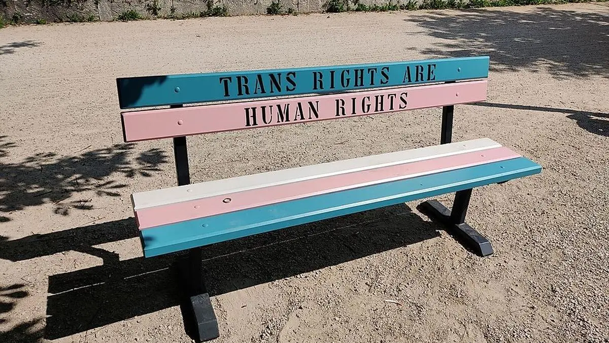 Im Lendhafen wurden die beschmierten Bänke wieder neu lackiert und aufgestellt